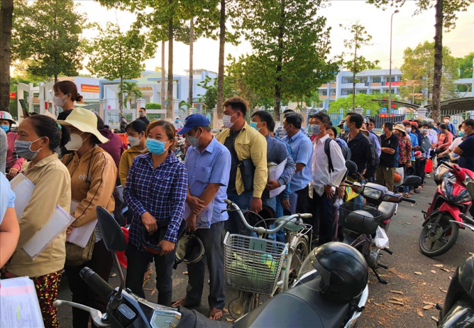 Đến sáng thì dòng người, phương tiện đã xếp hàng kín cổng vào UBND huyện và lấn trọn con đường vào trường THPT Long Thành.