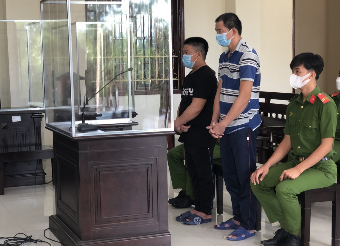 Bị cáo Trương Văn Bình (áo đen) và Võ Văn Lượm (áo sọc) tại tòa TRẦN NGỌC
