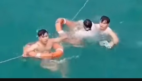Người đàn ông nhảy xuống biển được các thuyền viên cứu sống (Ảnh cắt từ clip)