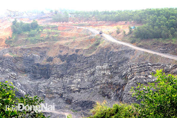 Một dự án khai thác đá xây dựng trong Cụm mỏ Phước Tân. Ảnh: H.GIANG