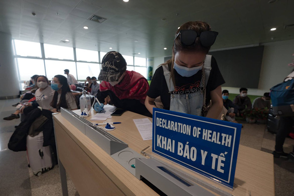 Người dân khai báo y tế tại sân bay Nội Bài - Ảnh: NAM TRẦN