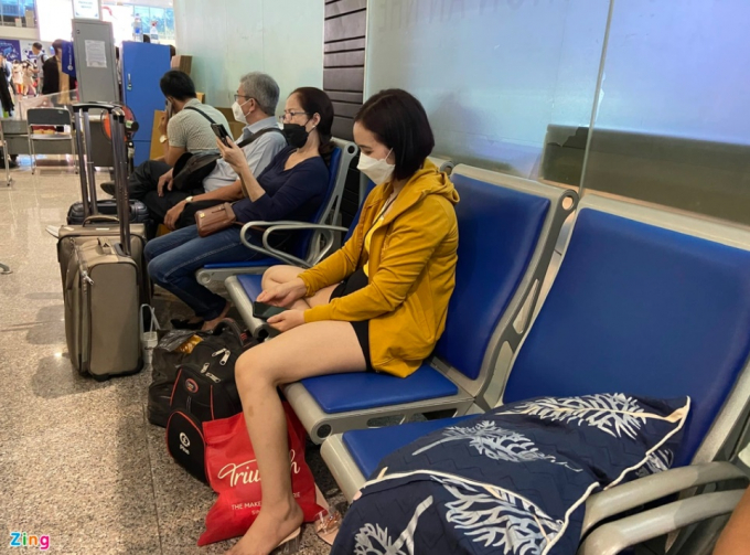 Chị Quyên chuẩn bị gối để nằm nghỉ từ 13h đến 19h để bay về Hà Nội. Ảnh: Thư Trần.