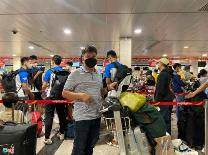 Anh Tín xếp hàng chờ đến lượt làm thủ tục. Ảnh: Thư Trần.
