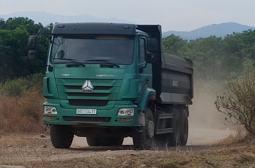 Xe tải biển số 86C – 13471 đang vận chuyển “cát tặc” trên đường liên xã Phan Lâm (ảnh chụp lúc 16 giờ 30 ngày 29/3)