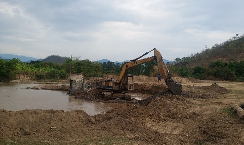 Ngang nhiên khai thác cát tại bãi 1, thôn Tà Mon, xã Phan Sơn (15 giờ 30 ngày 29/3)