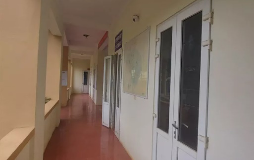 Hầu hết các phòng làm việc đều đóng cửa, toàn bộ công sở chỉ có 2 công chức tư pháp và chính sách có mặt