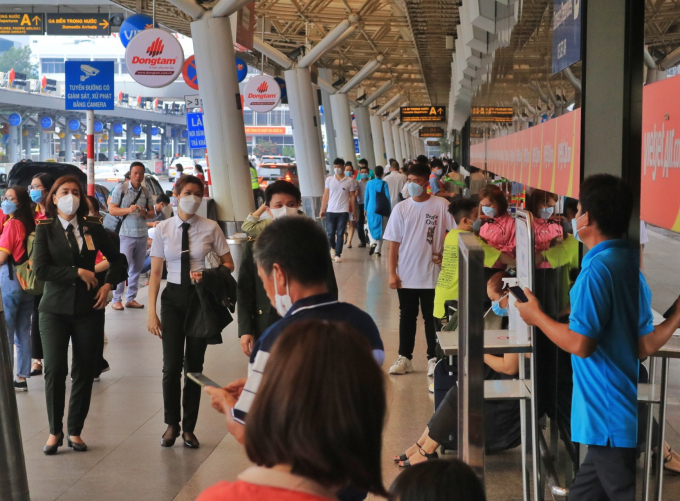 Sân bay Tân Sơn Nhất đông đúc sáng 29.4 CAO AN BIÊN