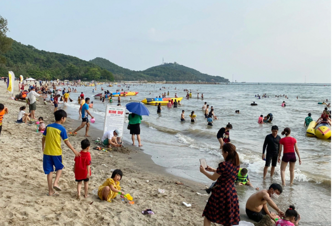 Lượng khách đến các điểm du lịch ở Hà Tiên khá đông vào cuối tuần và các dịp lễ. Ảnh: Việt Tường.