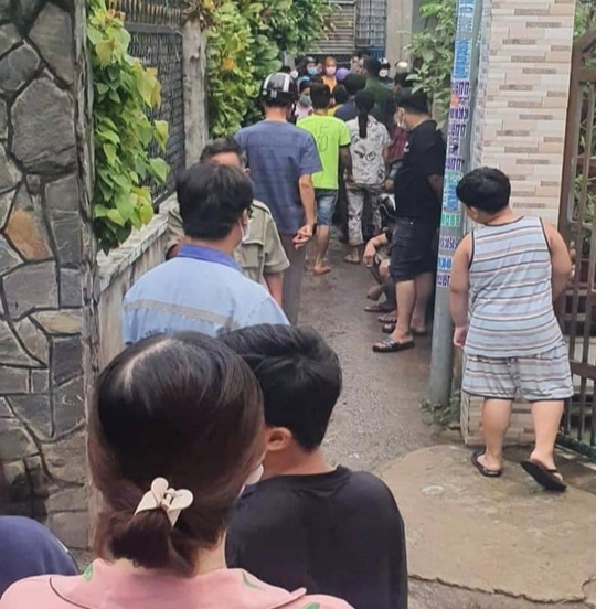 Rất đông người dân tập trung gần hiện trường vụ án mạng