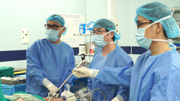Phẫu thuật ung thư thực quản với những cải tiến kỹ thuật giúp người bệnh ít tai biến, biến chứng, bệnh nhân ít đau, nhanh hồi phục, thẩm mĩ và vẫn đạt được tính triệt căn - Ảnh: B.C