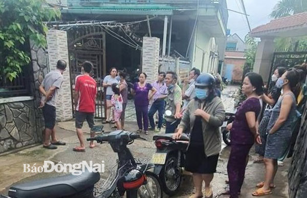 Nhiều người dân hiếu kỳ đã đến theo dõi quanh hiện trường vụ việc. Ảnh: CTV