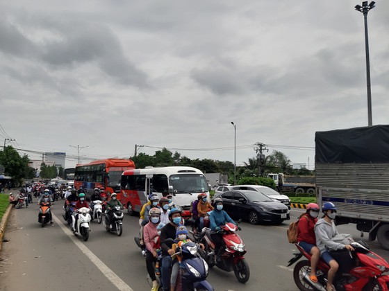 Kẹt xe trên tuyến Quốc lộ 1 (qua tỉnh Tiền Giang) hướng về miền Tây