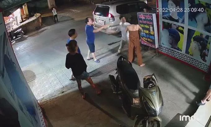 Người đàn ông áo trắng được cho là cán bộ một phường tại TP Cao Bằng chỉ đạo công an bắt người và đánh phụ nữ.