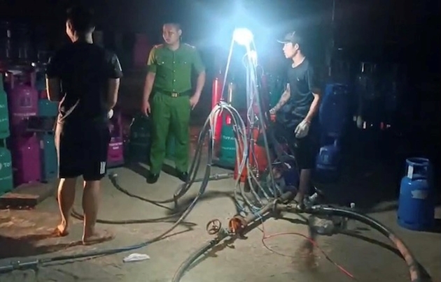 Các đối tượng cùng tang vật tại hiện trường khi Công an kiểm tra.