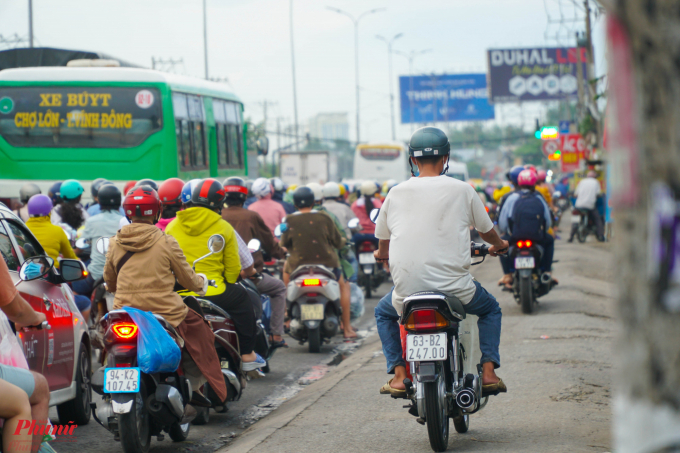 Đoạn giao ngã tư quốc lộ 1A và đường Nguyễn Hữu Trí xe đông, nhiều phương tiện lấn lên cả vỉa hè để lưu thông