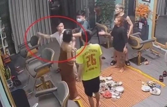 Người mặc quần áo trắng là Phó công an phường Sông Bằng. Ảnh: Cắt từ clip.