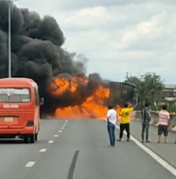 Xe tải bốc cháy dữ dội trên cao tốc TP.HCM - Trung Lương C.T.V