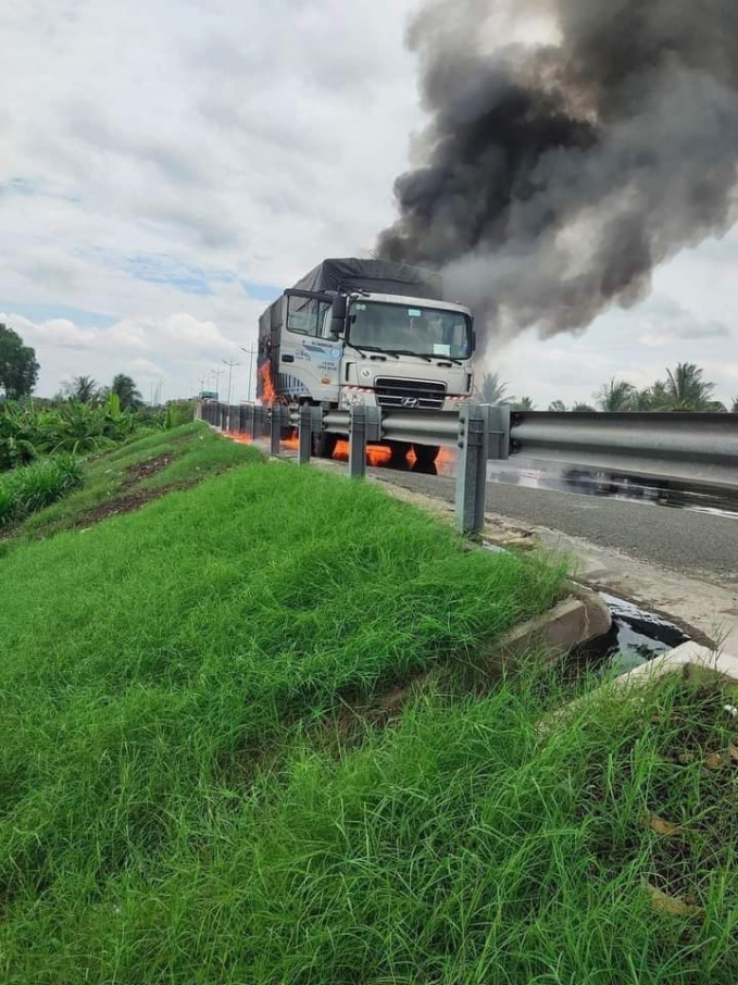 Do xe tải đang chở nhớt trên xe nên nhớt chảy tràn xuống mặt đường, khiến lửa càng bốc cháy dữ dội C.T.V