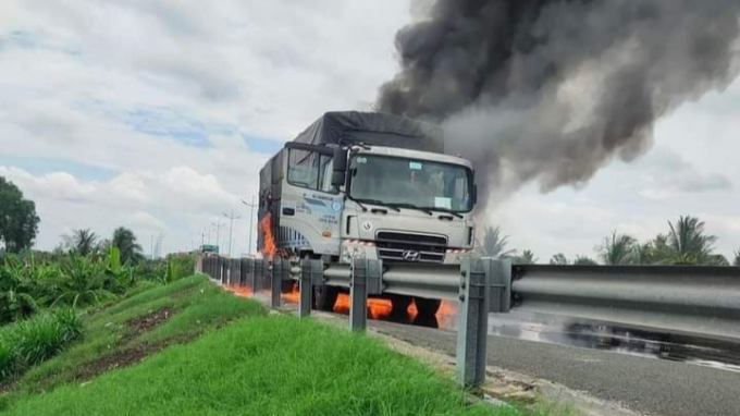 Xe tải bốc cháy dữ dội trên cao tốc TP.HCM - Trung Lương C.T.V.