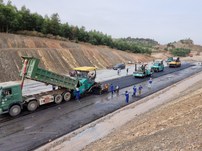 Gói thầu 03-XL đoạn Phan Thiết – Dầu Dây thuộc dự án cao tốc Bắc Nam phía Đông trong ngày thi công những mét bê tông nhựa đầu tiên. Ảnh minh họa.
