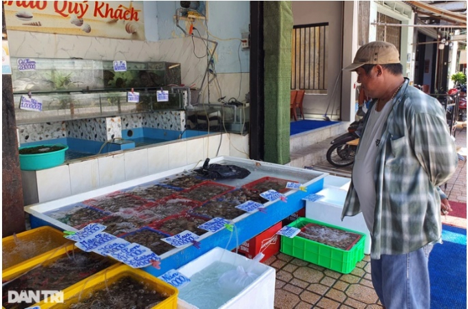 Quán T.S.2 cho rằng, 42,5 triệu đồng có thể bằng cả vốn lẫn lời mà quán phải bán ròng rã cả ngày.