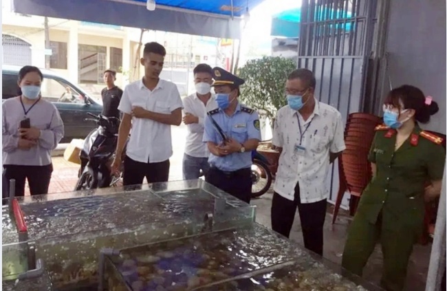 Đoàn kiểm tra liên ngành của TP Nha Trang kiểm tra tại quán C.S. (Ảnh: CTV).