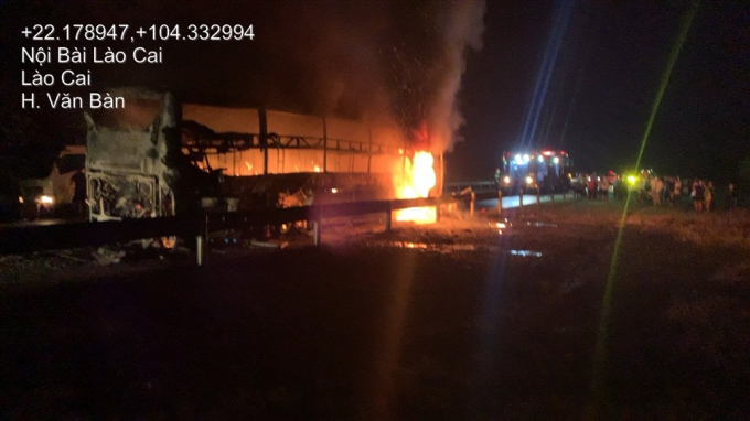 Hiện trường vụ cháy xe khách Hà Sơn - Hải Vân trên cao tốc Nội Bài - Lào Cai. (Ảnh: CTV).