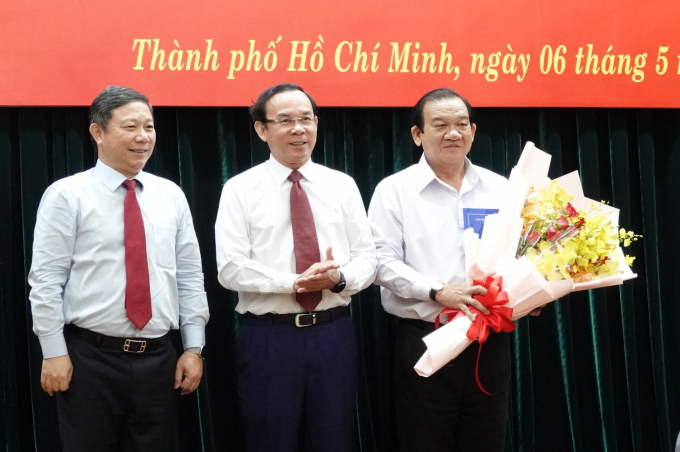 Lãnh đạo TP.HCM trao quyết định nghỉ hưu và tặng hoa cho ông Lê Minh Tấn (bìa phải) SỸ ĐÔNG