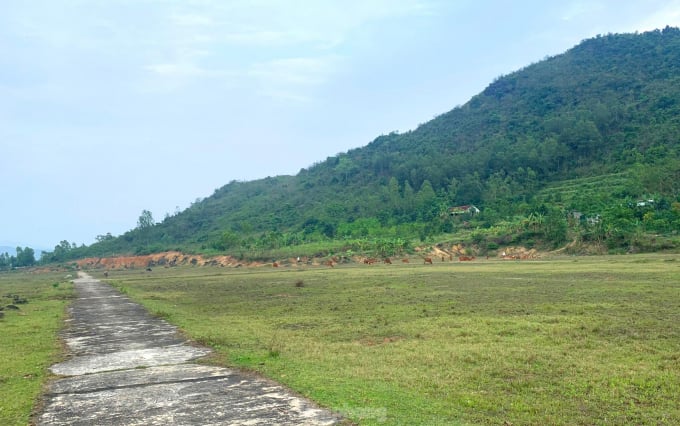 Cách đó không xa, khu tái định cư rộng hơn 4ha ở xã Quỳnh Trang cũng lâm vào hoàn cảnh tương tự. Theo kế hoạch, khu tái định cư này bố trí chỗ ở cho 66 hộ dân với diện tích từ 300 - 400m2 mỗi hộ.