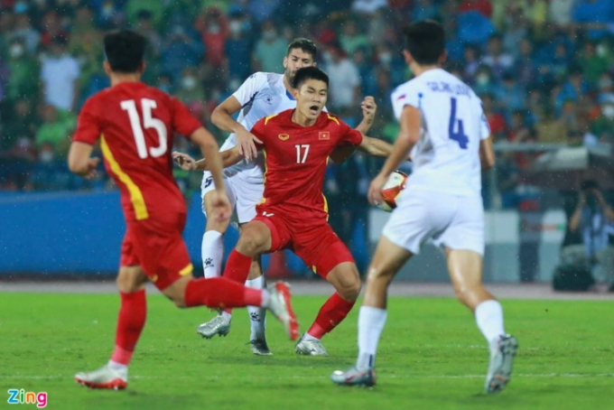 Hàng thủ U23 Philippines kèm chặt các tiền đạo Việt Nam. Ảnh: Y Kiện.