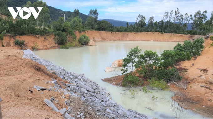 Các hố sâu ở thôn Liên Trì, xã Cát Nhơn, huyện Phù Cát, tỉnh Bình Định do hoạt động khai thác đất để trái phép để lại.