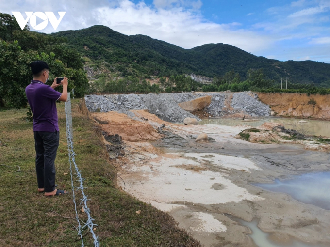 Công ty Cổ phần Phú Tài đã thực hiện rào chắn xung quanh các hố đang san lấp.