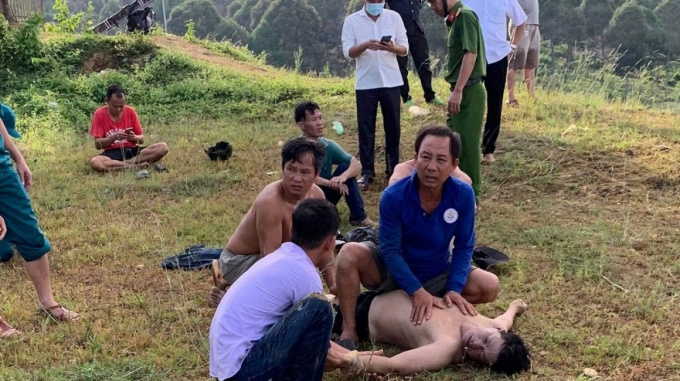 Lực lượng chức năng tích cực tìm kiếm nạn nhân vụ lật thuyền trên hồ Đa Tôn, tỉnh Đồng Nai (Ảnh: CTV)