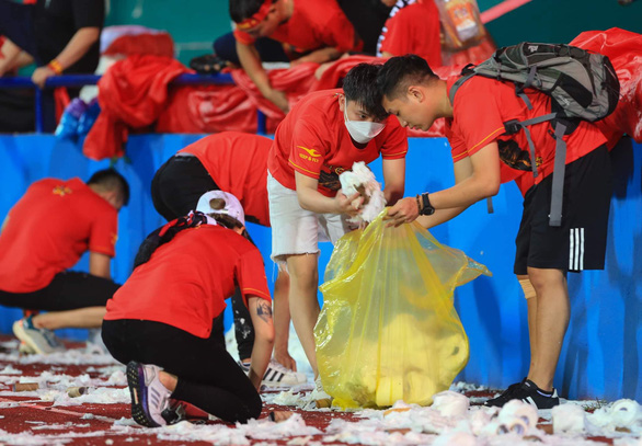 Sau trận U23 Việt Nam - U23 Philippines, nhiều cổ động viên đã nán lại thu dọn rác theo đề nghị của ban tổ chức phát trên loa phát thanh sân Việt Trì. Dù vậy, giấy vệ sinh đã nát mủn ra thì việc vệ sinh chẳng hề dễ dàng
