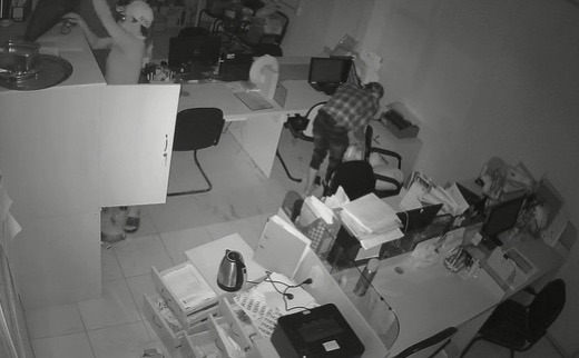 Camera ghi lại cảnh trộm đột nhập vào nhà xưởng