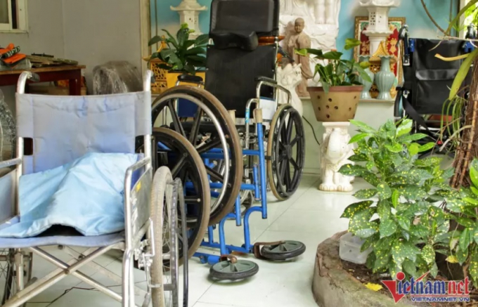 Bên trong, khuôn viên đạo tràng như được lấp đầy bởi những chiếc xe lăn cũ, hỏng.