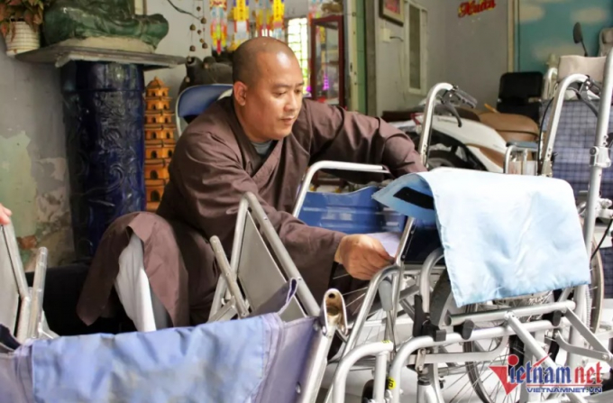 Mỗi ngày, thầy đều dành hết thời gian rỗi của mình vào việc tái chế xe lăn.