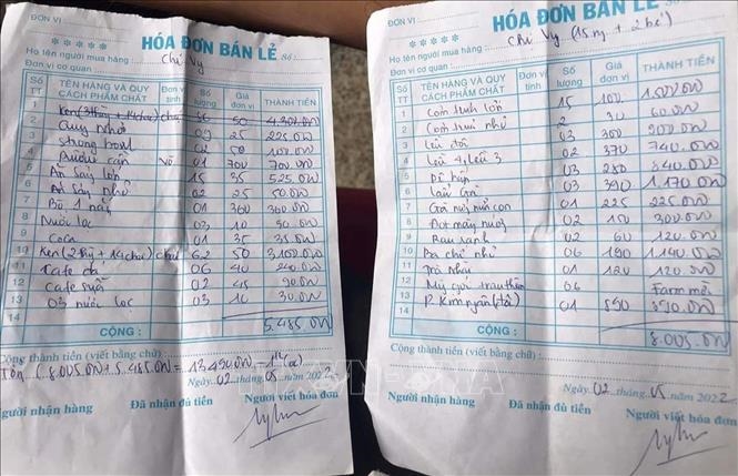 Hai phiếu tính tiền được du khách đăng tải trên mạng xã hội phản ánh một số dịch vụ ăn uống với giá cao. Ảnh: TTXVN phát