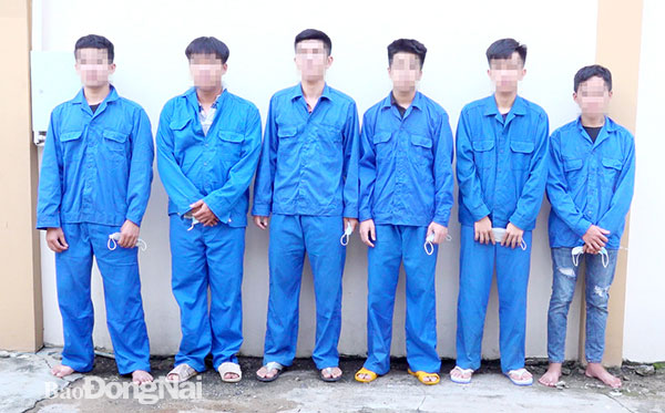 Các đối tượng: Hảo, Thành, Hùng, Hào, Huỳnh và Bảo (từ trái qua) bị công an bắt giữ. Ảnh: Huyền Anh