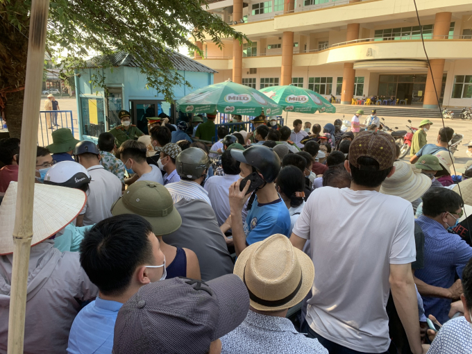 Cảnh chen chúc xếp hàng mua vé tại sân Việt Trì VƯƠNG ANH
