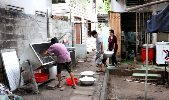 Đồ ăn cho 500 chó mèo gồm gạo nấu thành cơm trộn với thịt luộc chín, công tác chuẩn bị mất nhiều giờ liền