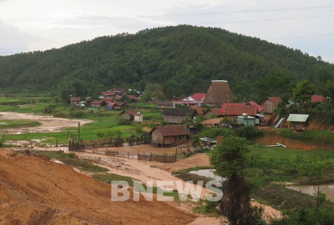 Số lượng người đăng ký giải quyết thủ tục đất đai tại Kon Tum tăng đột biến. Đến giữa tháng 4/2022, đã có gần 7.300 hồ sơ đăng ký biến động đất đai được nộp vào Trung tâm Phục vụ hành chính công tỉnh Kon Tum, bằng 56,5% số hồ sơ của cả năm 2021. Đáng chú ý, trong số hồ sơ nộp vào, có 70% hồ sơ chuyển nhượng. Ảnh: Dư Toán – TTXVN