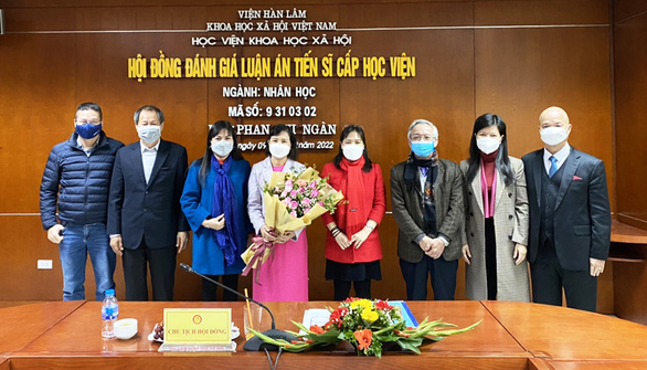 Nghiên cứu sinh Phan Thị Ngàn (thứ 4 từ trái qua) tại buổi bảo vệ luận án tiến sĩ - Ảnh: gass.edu.vn