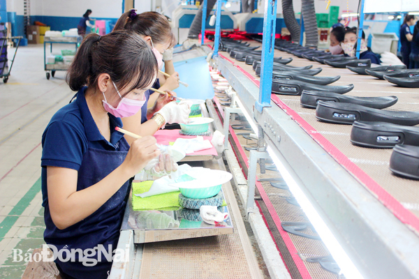 Càng phát triển sản xuất công nghiệp, càng phải quan tâm công tác bảo vệ môi trường. Trong ảnh: Sản xuất giày thể thao tại Công ty TNHH Changshin Việt Nam (H.Vĩnh Cửu). Ảnh: H.LỘC