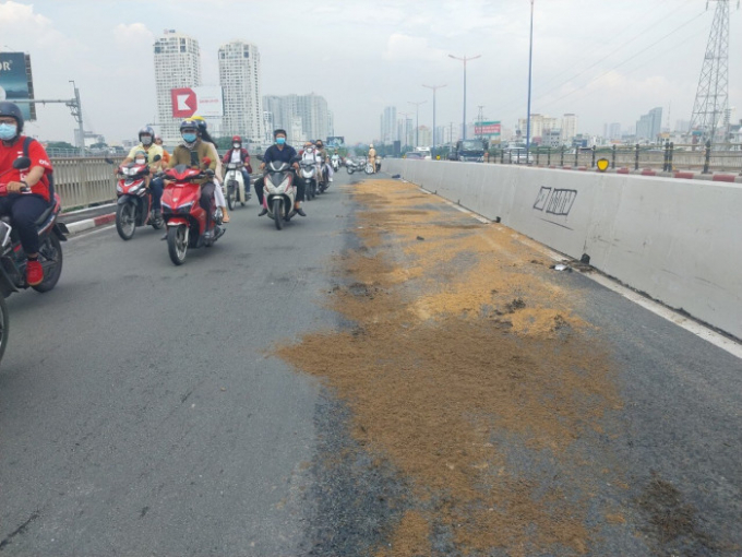 CSGT rải cát trên cầu Sài Gòn để đảm bảo cho người dân lưu thông.