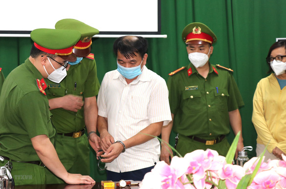 Cơ quan cảnh sát điều tra Công an tỉnh Hà Giang thi hành quyết định bắt tạm giam 4 tháng đối với bị can Nguyễn Trần Tuấn, giám đốc CDC Hà Giang - Ảnh: TTXVN