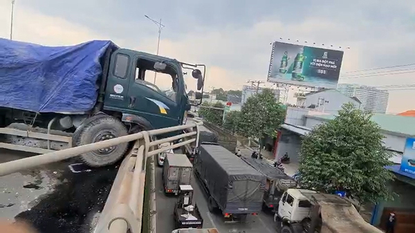 Xe tải mất lái tông lan can cầu vượt ngã tư Amata (TP.Biên Hòa) ngày 12-5
