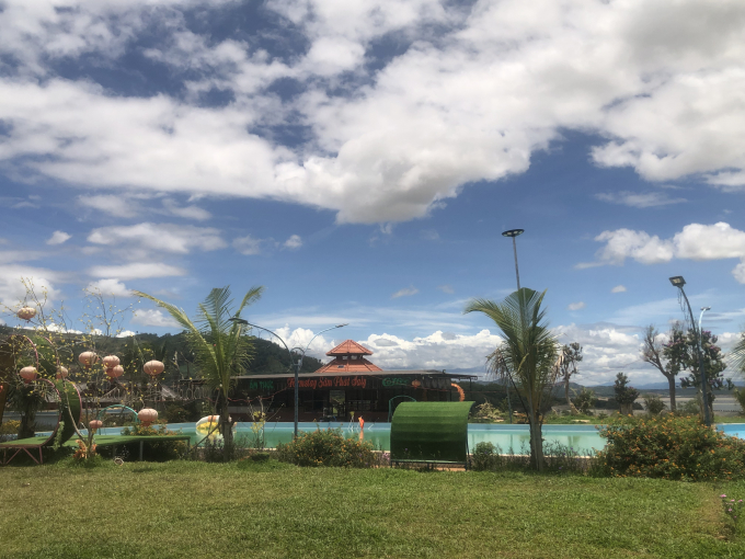 Khu bể bơi xây dựng trái phép bên trong Farmstay Sâm Phát (Ảnh: HÀN HƯNG/THPL).