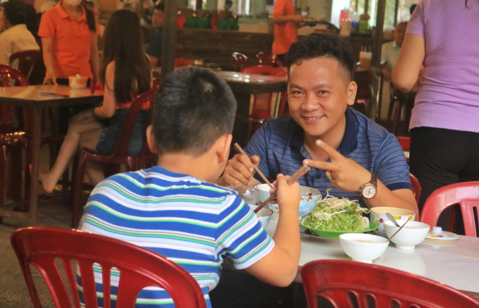 Anh Đức và gia đình là khách ruột cúa quán nhiều năm nay. Nhà ở Bình Dương, cả nhà thường rủ nhau ghé quán ăn CAO AN BIÊN