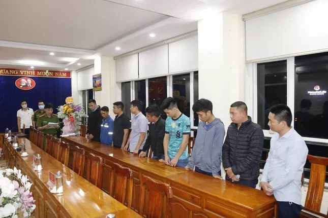 Cảnh sát đọc lệnh khởi tố, bắt tạm giam các bị can